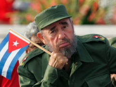 Fidel Castro zeigt Flagge