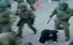 Polizist tritt Liegenden gegen den Kopf, 1. Mai 2010