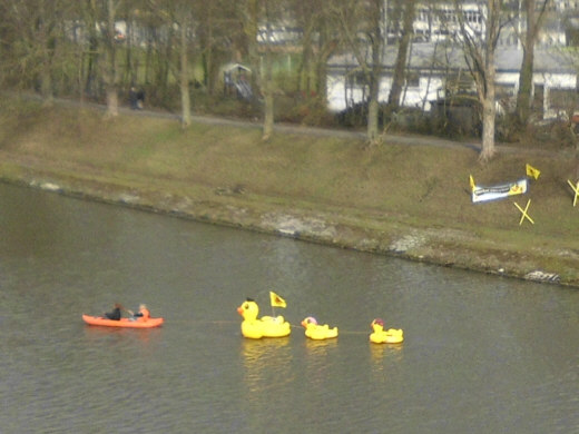 Anti-AKW-Demo in Heilbronn, 4.03.2017, Piraten-Enten im Neckar - Foto: Klaus Schramm - Creative-Commons-Lizenz Namensnennung Nicht-Kommerziell 3.0