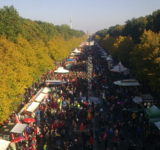 Anti-TTIP-Demo, Berlin, 10.10.2015, Strae-des17-Juni - Foto: Lucia Kronauer-Dietsche - Creative-Commons-Lizenz 'Namensnennung 3.0 nicht portiert'