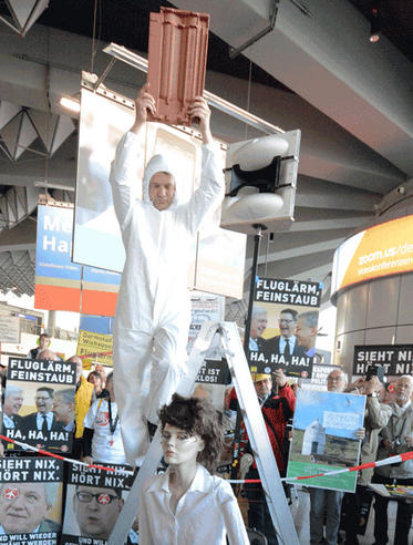 Dachziegel-Regen, Demo im Frankfurter Flughafen, 21.10.18 - Foto: Walter Keber - Creative-Commons-Lizenz Namensnennung Nicht-Kommerziell 3.0