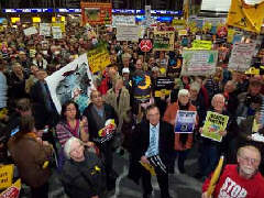 Montags-Demo im Frankfurter Flughafen, 19.12.11, Foto: Dietmar Treber