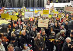 Montags-Demo im Frankfurter Flughafen, 16.01.12, Foto: Walter Keber