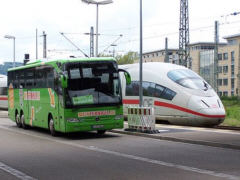 Fernbus versus ICE - Foto: Hoff1980 - CC-BY-SA 3.0