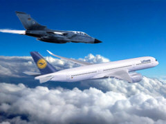 Lufthansa-Jet und Abfangjäger - Grafik: Samy - Creative-Commons-Lizenz Nicht-Kommerziell 3.0