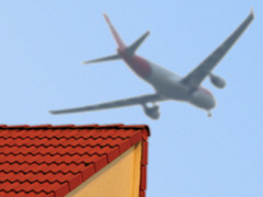 Flugzeug im Landeanflug ber Flrsheim