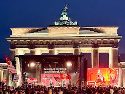Friedens-Demo Unzwingbar vor Brandenburger Tor, 2.10.26 - Foto: Simon Bödecker (Ohne Rüstung Leben) - Creative-Commons-Lizenz Namensnennung Nicht-Kommerziell 3.0