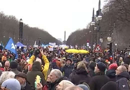 Friedens-Demo in Berlin am 25. Februar 2023 - Foto: Franz Wiegand - Creative-Commons-Lizenz Namensnennung Nicht-Kommerziell 3.0