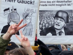 Plakate auf der Friedens-Demo in Berlin, 13.12.2014