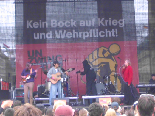 Fruchtiger Beigeschmack, Friedens-Demo Unzwingbar vor Brandenburger Tor, 2.10.26 - Foto: Klaus Schramm - Creative-Commons-Lizenz Namensnennung Nicht-Kommerziell 3.0