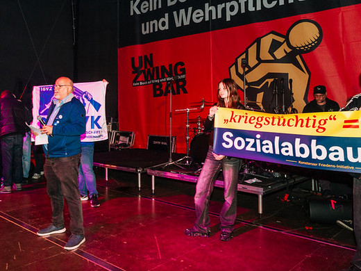 Jürgen Grässlin, Friedens-Demo Unzwingbar vor Brandenburger Tor, 2.10.26 - Foto: Klaus Schramm - Creative-Commons-Lizenz Namensnennung Nicht-Kommerziell 3.0