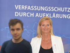 Geheimdienst-Spitzel Gerrit Greimann zusammen mit 'Verfassungsschutz'-Präsidentin Maren Brandenburger - Grafik: Samy - Creative-Commons-Lizenz Namensnennung Nicht-Kommerziell 3.0