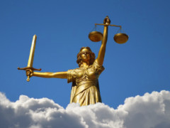 Justitia über den Wolken - Collage: Samy - Creative-Commons-Lizenz Namensnennung Nicht-Kommerziell 3.0