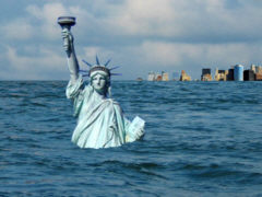Freiheitsstatue versinkt im Meer - Collage: Samy - Creative-Commons-Lizenz Namensnennung Nicht-Kommerziell 3.0