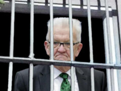 Winfried Kretschmann hinter Gittern - Collage: Samy - Creative-Commons-Lizenz Namensnennung Nicht-Kommerziell 3.0