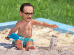 Heiko Maas im Sandkasten - Karikatur: Samy