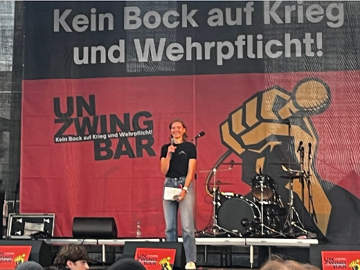 Laetitia Malotka, Friedens-Demo Unzwingbar vor Brandenburger Tor, 2.10.26 - Foto: Anne Jurema - Creative-Commons-Lizenz Namensnennung Nicht-Kommerziell 3.0