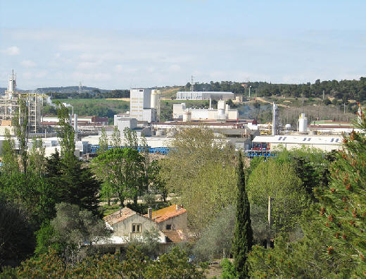 AREVA-Fabrik mit Haus der Gromutter im Vordergrund, Oktober 2014 - Foto: Ccile Lecomte