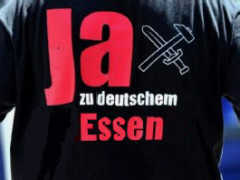 Neonazi essen mit Hammer und Schwert