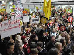 Montags-Demo im Frankfurter Flughafen, 5.12.11, Foto: Walter Keber