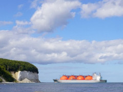 Rügen und Fracking-Gas-Tanker - Collage: Samy - Creative-Commons-Lizenz Namensnennung Nicht-Kommerziell 3.0