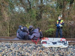 Schienen-Blockade, Biblis, 4.11.20 - Foto: Castor-stoppen - Creative-Commons-Lizenz Namensnennung Nicht-Kommerziell 3.0