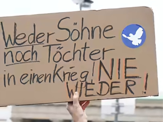 Schild: Weder Söhne noch Töchter..., Friedens-Demo Unzwingbar vor Brandenburger Tor, 2.10.26 - Foto: Klaus Schramm - Creative-Commons-Lizenz Namensnennung Nicht-Kommerziell 3.0