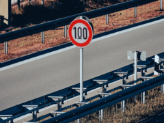 Überklbtes Tempolimit-Schild - Foto: Samy - Creative-Commons-Lizenz Namensnennung Nicht-Kommerziell 3.0