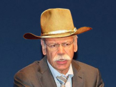 Dieter Zetsche mit Cowboy-Hut - Collage: Samy - Creative-Commons-Lizenz Namensnennung Nicht-Kommerziell 3.0